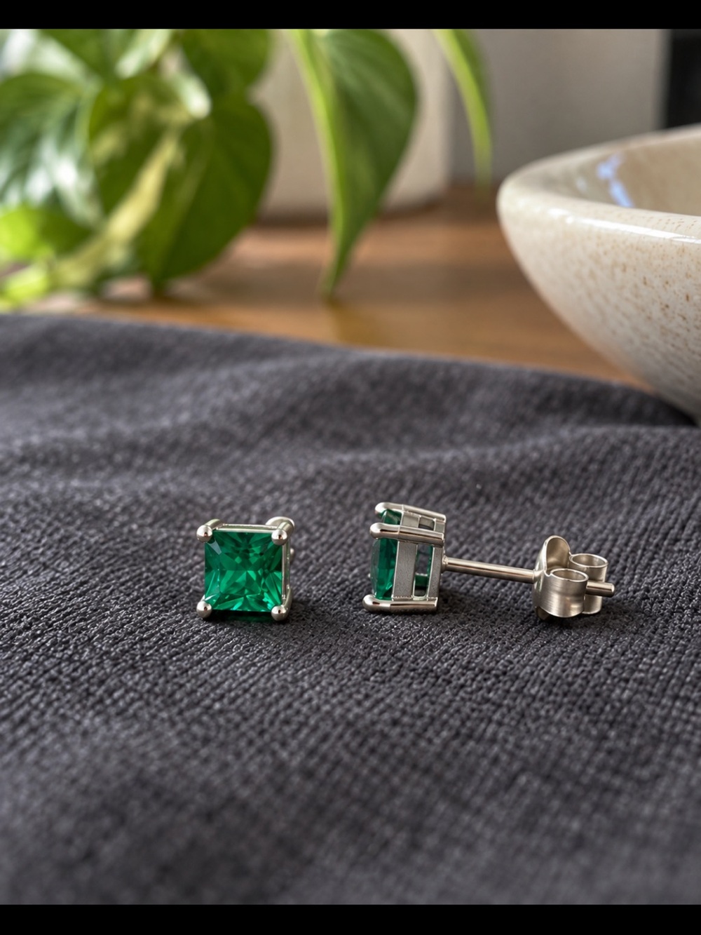 925 Sterling Silver 0.8CT Emerald Stud Earrings Simulated Princess Cut Green